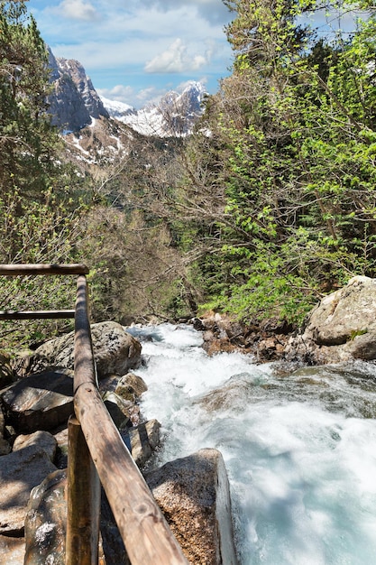 Belle cascade dans les Pyrénées, Espagne