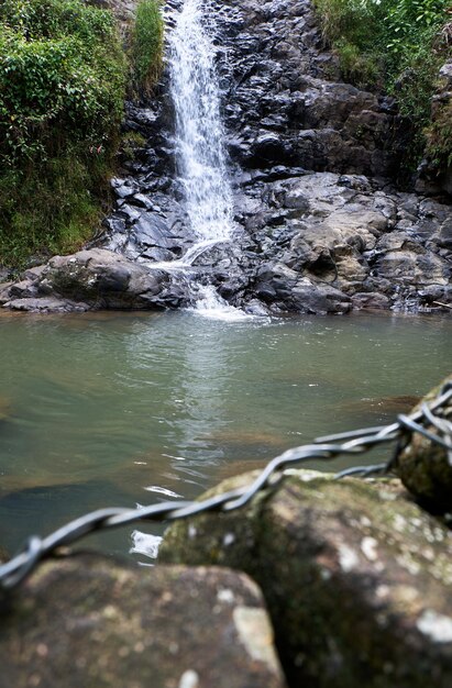 La belle cascade est considérée comme apaisante pour les yeux après les activités