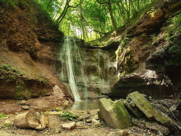 Belle cascade de forêt tropicale de montagne avec de l'eau qui coule rapidement et des roches longue exposition Fond extérieur de voyage saisonnier naturel dans un style vintage hipster