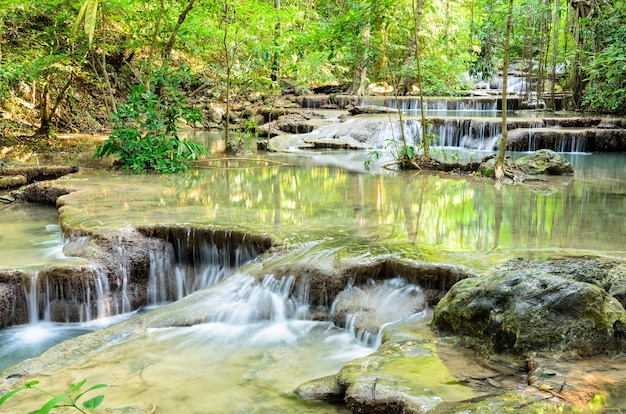 La belle cascade et les forêts tropicales du parc national d'Erawan sont une attraction touristique célèbre dans la province de Kanchanaburi, en Thaïlande