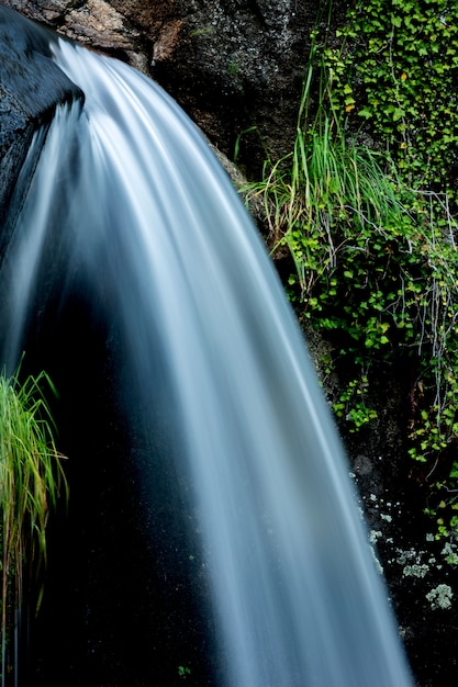 Belle cascade et gros rochers