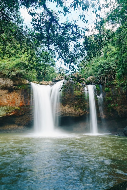 Belle cascade de Haew Suwat au parc national de Khao Yai en Thaïlande