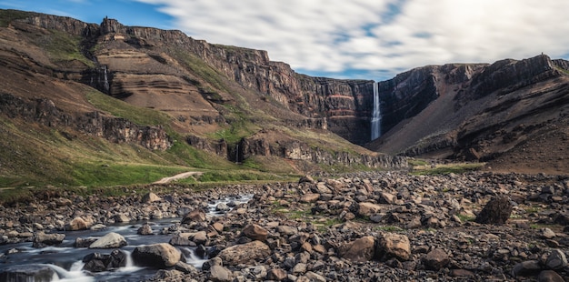 Belle cascade Hengifoss dans l'est de l'Islande.