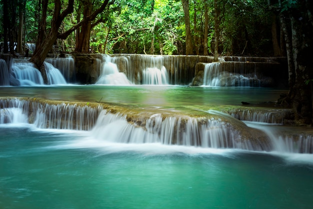 Belle cascade à Huay Mae Kamin Kanjanaburi en Thaïlande.