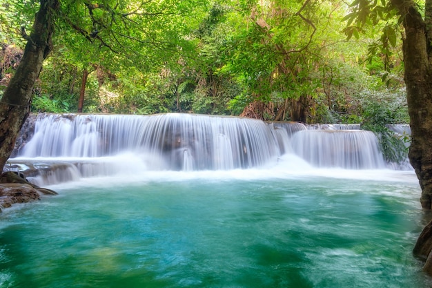 Belle cascade de Huay Mae Khamin dans la forêt tropicale au parc national de Srinakarin