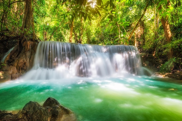 Belle cascade de Huay Mae Khamin dans la forêt tropicale au parc national de Srinakarin