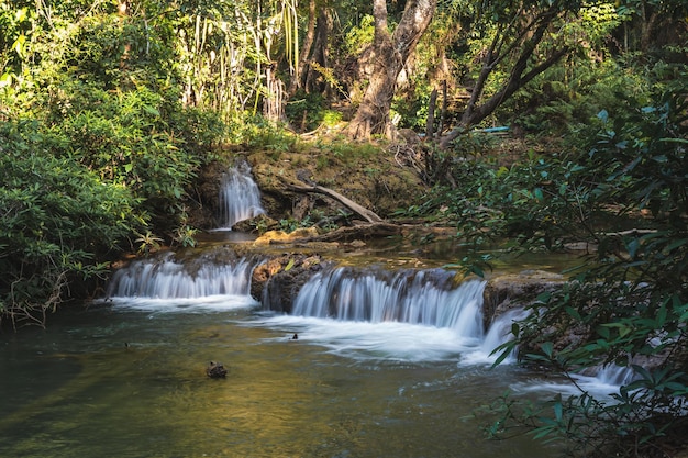 Belle cascade de Kroeng Krawia dans la ville de kanchanaburi