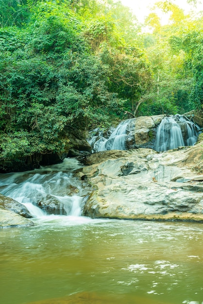 Belle cascade de Mae Sa à Chiang Mai, Thaïlande