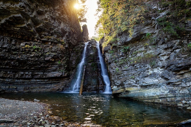 Belle cascade parmi le canyon dans les montagnes des Carpates