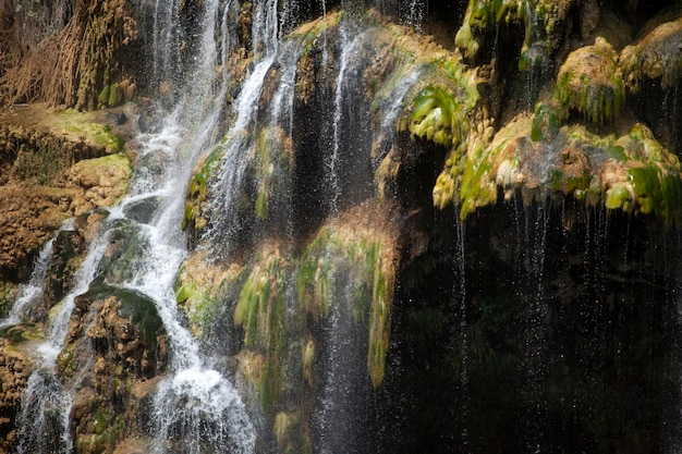 Belle cascade photo fond champ rocheux