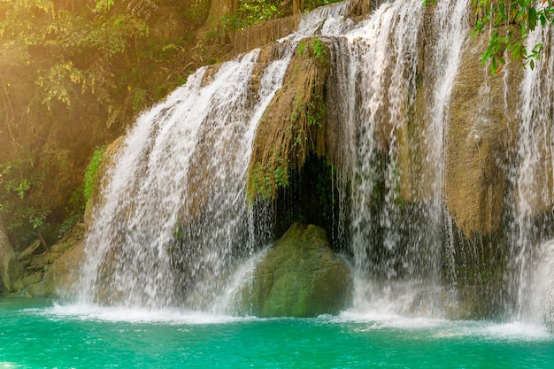 Belle cascade et piscine émeraude dans la forêt tropicale humide en Thaïlandex9xA