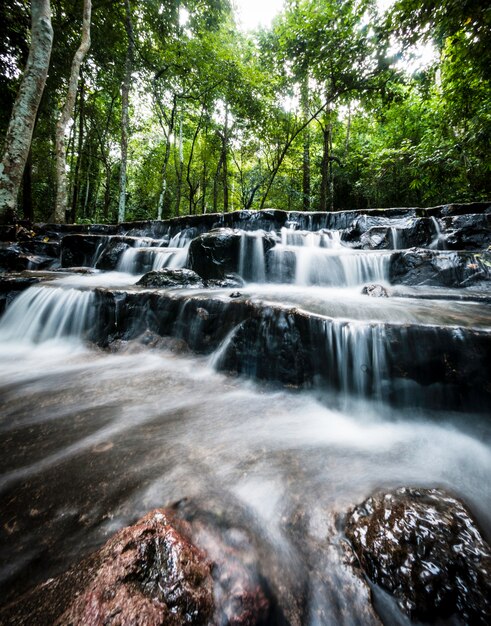 belle cascade prise avec une exposition lente