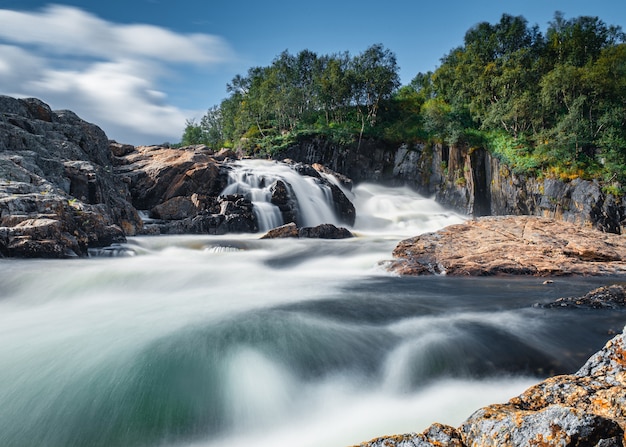 Belle cascade sur la rivière titovka dans la toundra de la péninsule de kola, après les pluies printanières