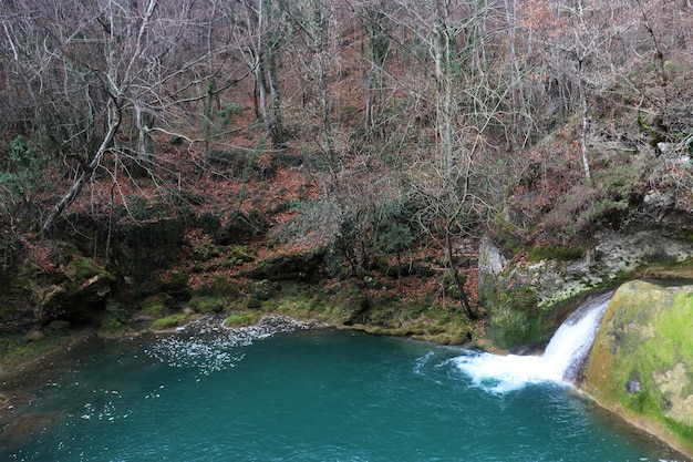 Belle cascade de la rivière Urederra en Navarre (Espagne)