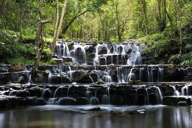 Belle cascade en thaïlande