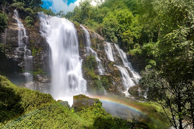 Belle cascade en Thaïlande