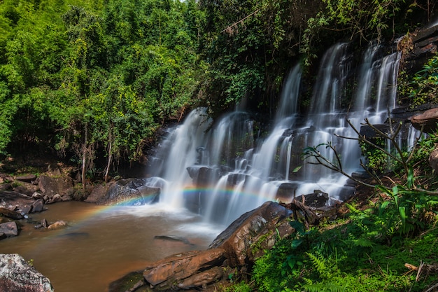 Belle cascade en Thaïlande.