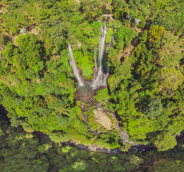 Belle cascade tropicale de Sekumpul à Bali Indonésie