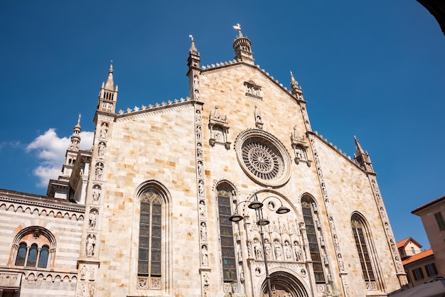 Belle cathédrale catholique dans la ville de Côme Italie