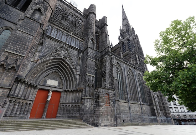 Belle cathédrale impressionnante de Clermont Ferrand en France rendue sombre à partir de roches volcaniques