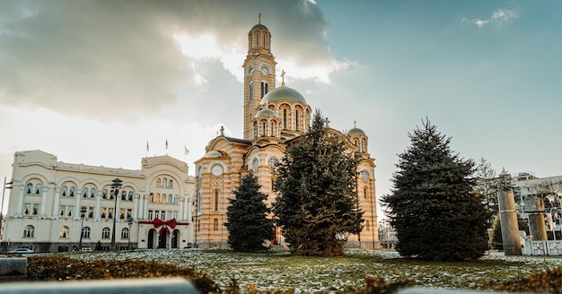 Photo la belle cathédrale orthodoxe du christ sauveur à banja luka contre un ciel bleu ensoleillé