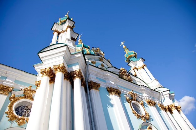 Photo belle cathédrale saint-andré dans l'histoire de kiev prise en ukraine au printemps