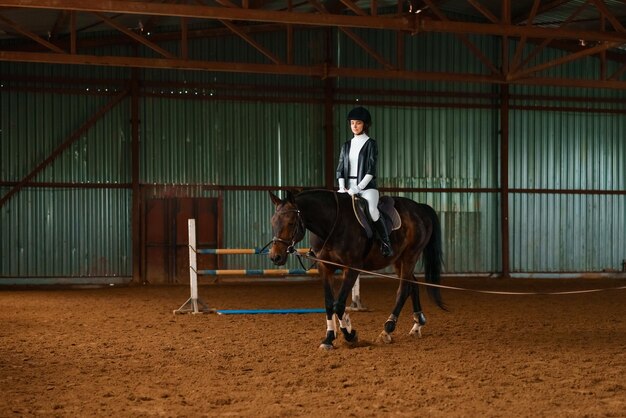 une belle cavalière s'entraîne aux sports équestres