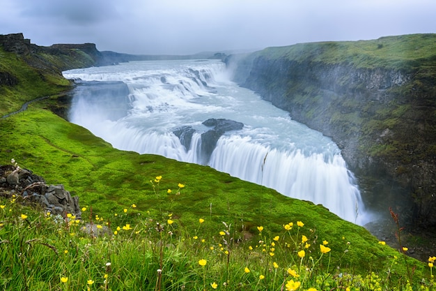 Photo belle et célèbre cascade de gullfoss, route du cercle d'or en islande, summertime