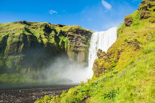 Belle et célèbre cascade de Skogafoss. Sud de l'Islande