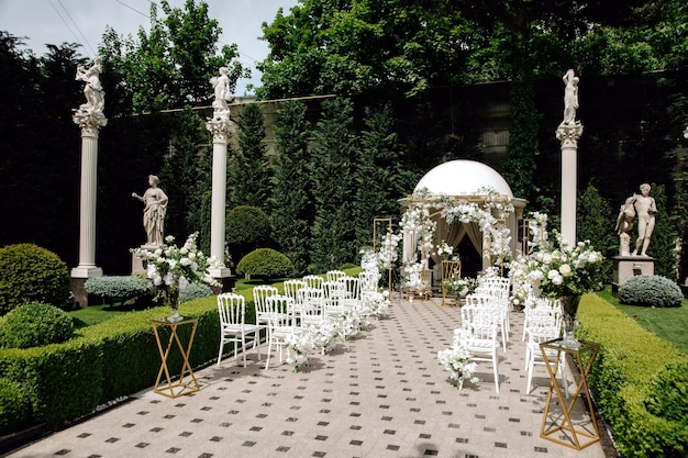 Belle cérémonie de mariage dans le jardin au coucher du soleil