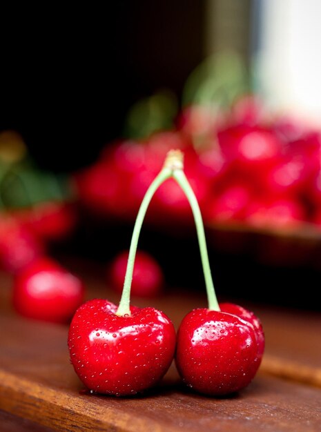 Photo belle cerise juteuse en gros plan sur une table en bois bonne nutrition et végétarisme fruits juteux