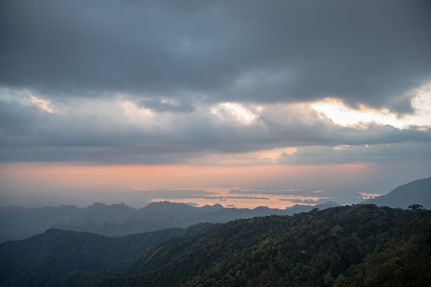 Belle chaîne de montagnes et coucher de soleil sur khao san nok wua kanchanaburiKhao San Nok Wua est la plus haute montagne du parc national de Khao Laem. Elle culmine à 1767 mètres d'altitude.