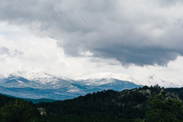 Belle chaîne de montagnes de la Sierra de Guadarrama couverte de neige brillant sous le ciel nuageux