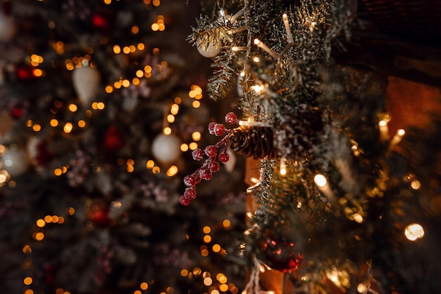 Belle chambre d'accueil décorée de vacances avec arbre de Noël et cadeaux en dessous Concept de fond de vacances de Joyeux Noël Nouvel An