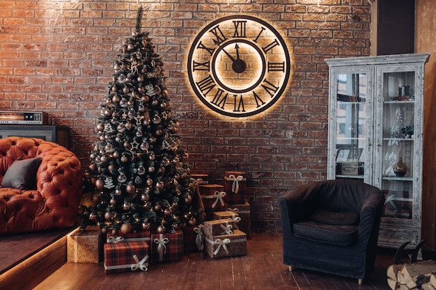 Belle chambre avec arbre de Noël et grande horloge