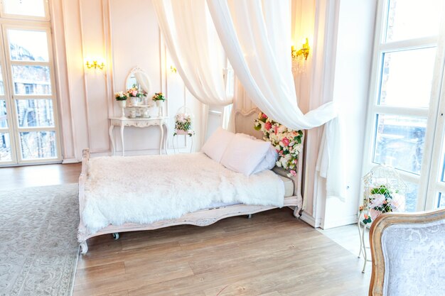 Photo belle chambre à coucher intérieure propre et lumineuse blanche classique de luxe dans un style baroque