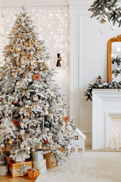 Belle chambre décorée de façon festive avec un sapin de Noël