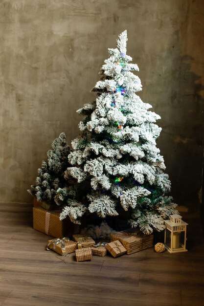 Belle chambre décorée de vacances avec arbre de Noël et fond de Noël de lumières vives