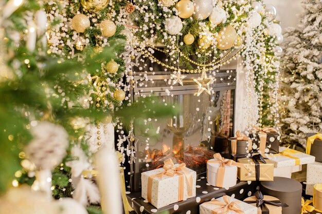 Belle chambre décorée de vacances avec arbre de Noël et lumières vives floues