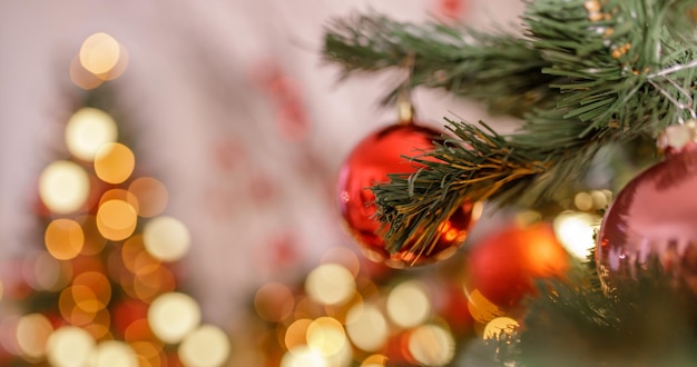 Belle chambre décorée de vacances avec arbre de Noël et lumières vives floues