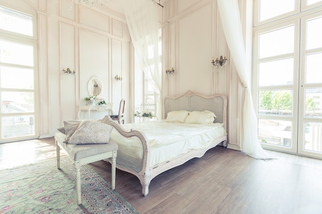 Belle chambre intérieure blanche et lumineuse dans un style baroque luxueux.