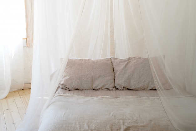 Belle chambre avec lit à baldaquin en bois