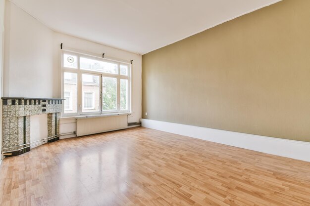 Belle chambre lumineuse avec une fenêtre en bois