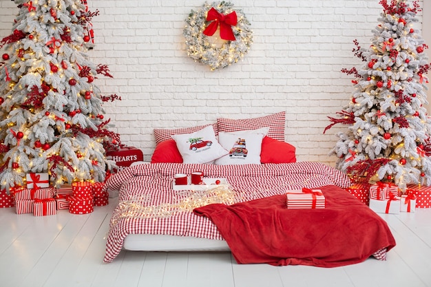 Belle chambre moderne décorée pour Noël