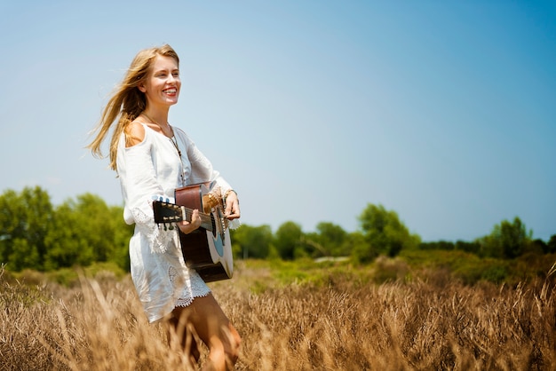 Belle chanteuse compositeur avec sa guitare