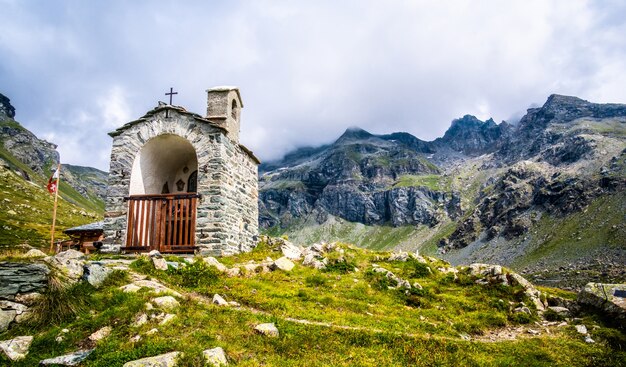 Belle chapelle en pierre dans les montagnes alpines