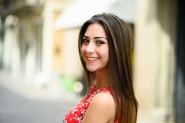 Belle charmante jeune femme se réveillant dans une rue mignonne et regardant en arrière la caméra