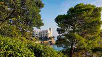 Photo belle château palais par la mer jour ensoleillé ciel bleu été miramare trieste italie