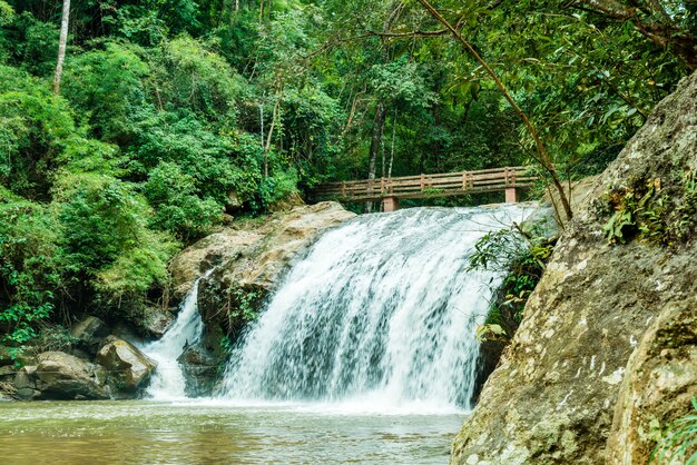 Belle chute d&#39;eau de Mae Sa à Chiang Mai, Thaïlande