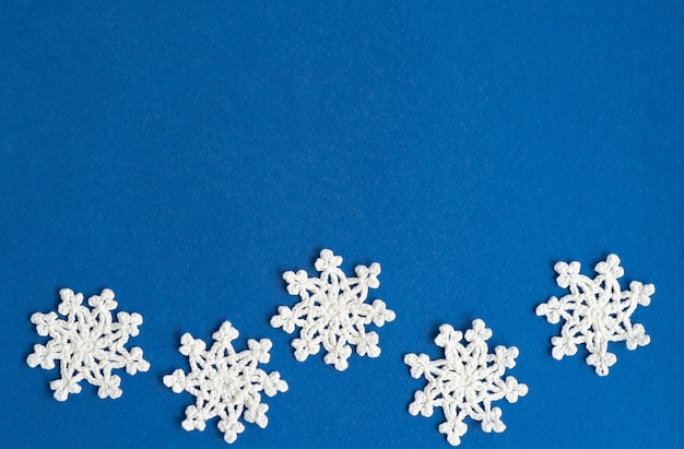 Belle chute de neige à l'arrière-plan de l'hiver de Noël